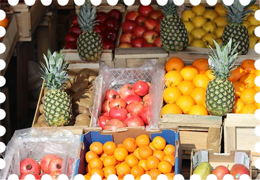 Puesto de feria con frutas y verduras