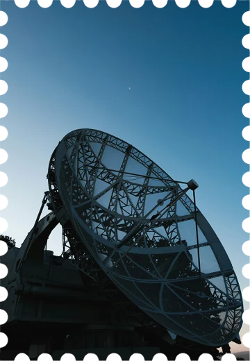 Radiotelescopio en el desierto